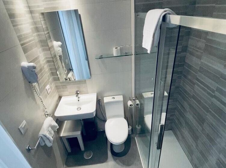 مسافرخانه Alvi