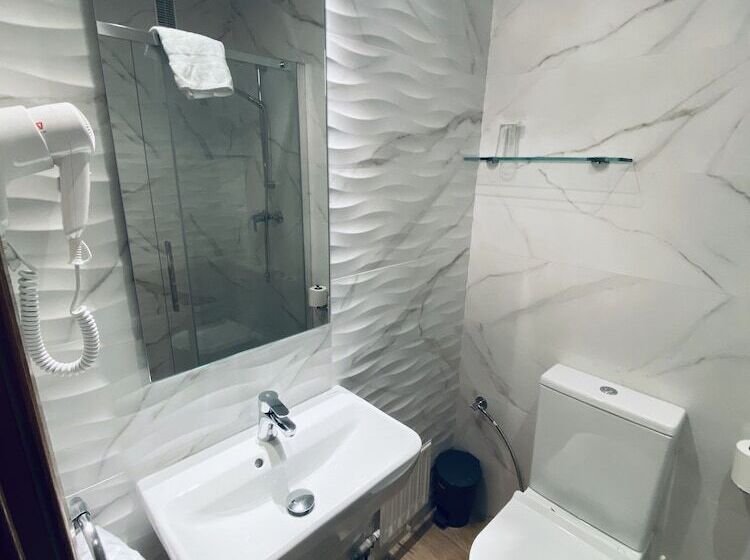 مسافرخانه Alvi