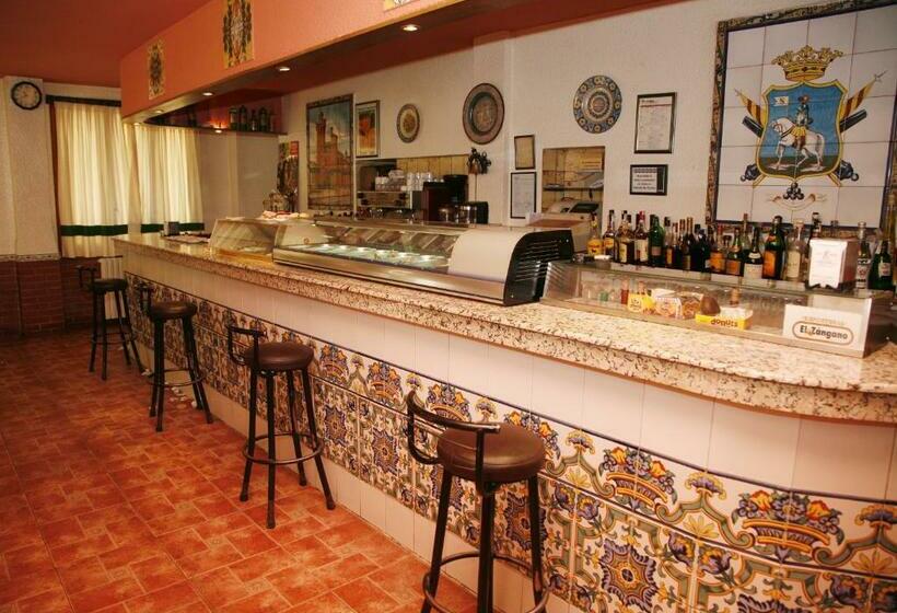 فندق Hostal Cuatro Esquinas