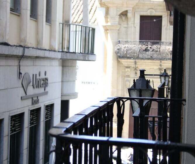 هتل Hermanos Macias