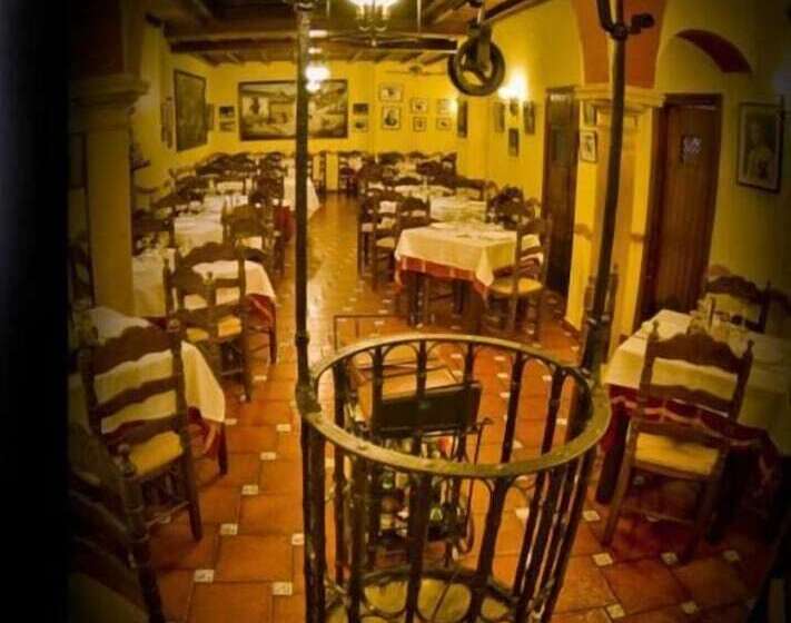 هتل Hermanos Macias