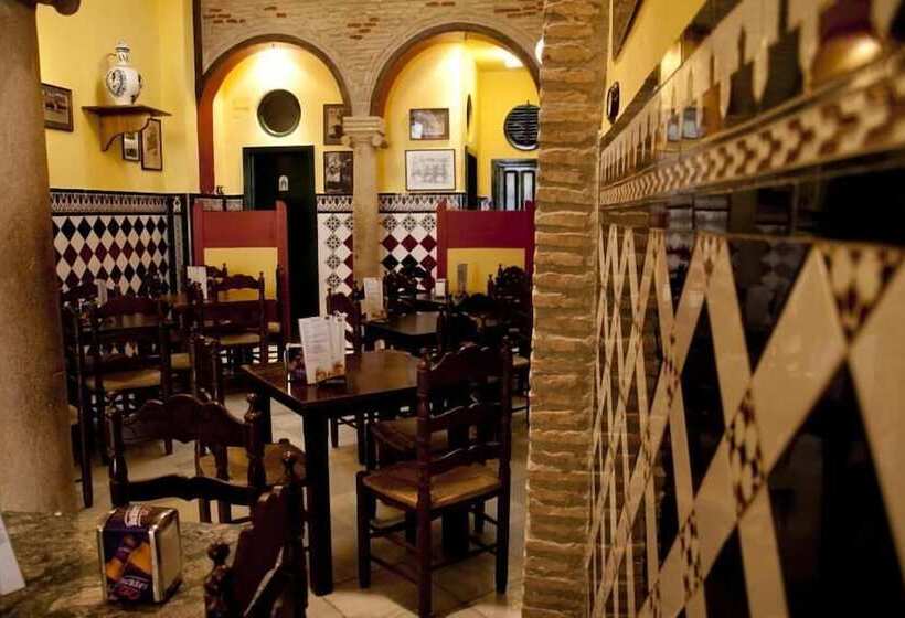 هتل Hermanos Macias