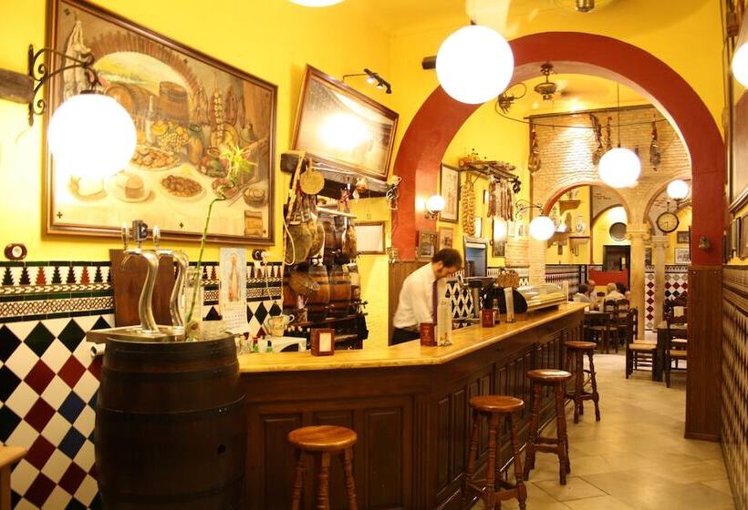 هتل Hermanos Macias