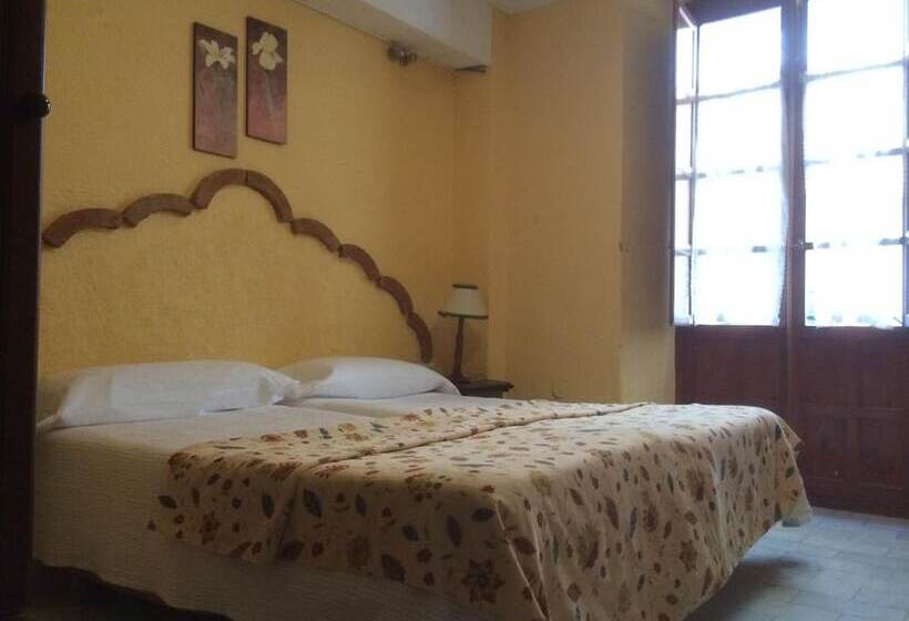 هتل Hermanos Macias