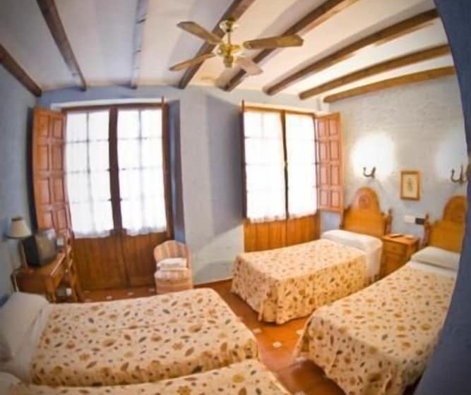 هتل Hermanos Macias