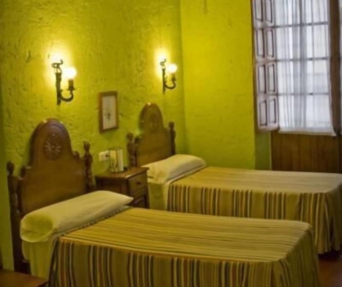 هتل Hermanos Macias