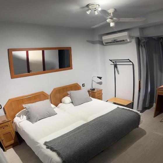 هتل Hostal Arenal