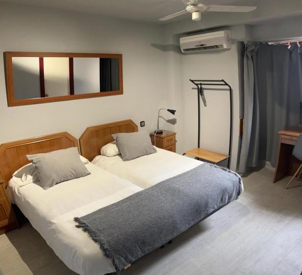 هتل Hostal Arenal