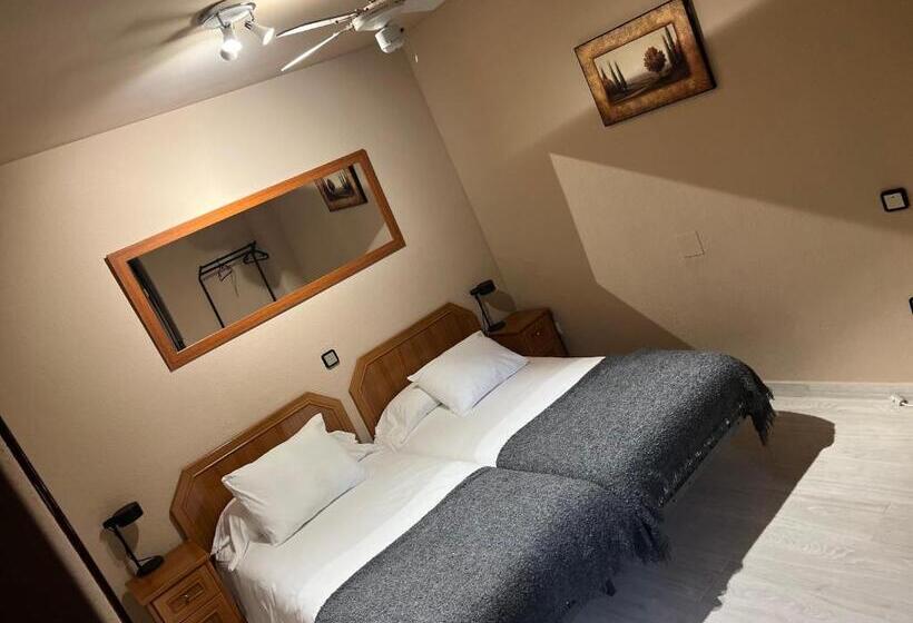 هتل Hostal Arenal