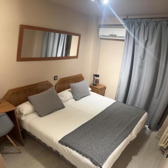 هتل Hostal Arenal