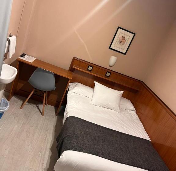 هتل Hostal Arenal