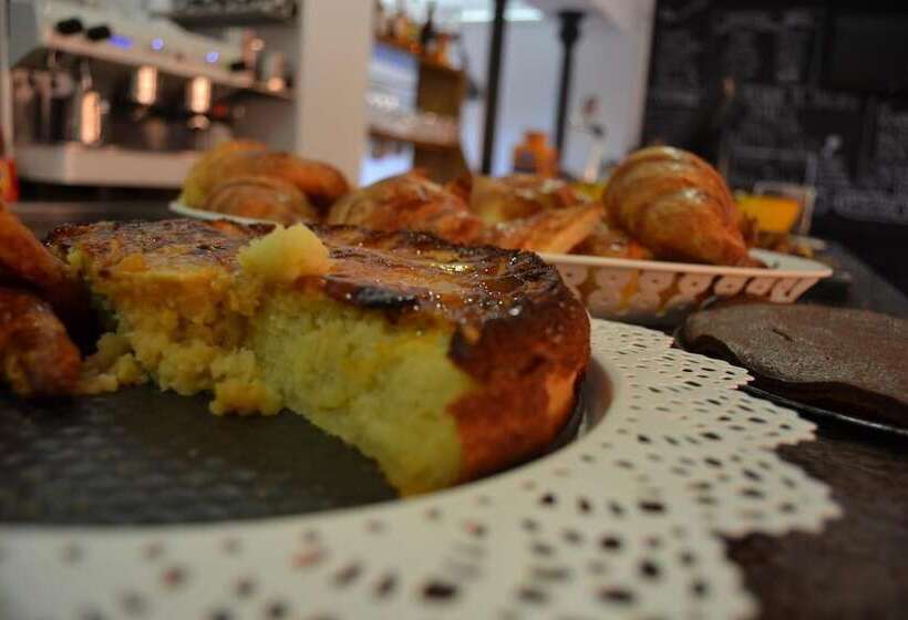 هتل Hostal Carlos V