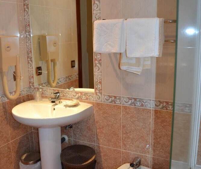 هتل Hostal Carlos V