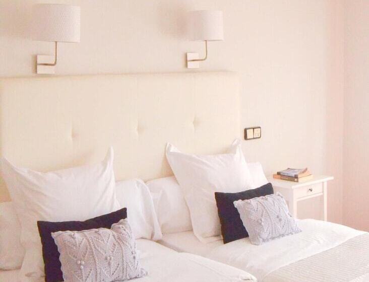 هتل Hostal Carlos V