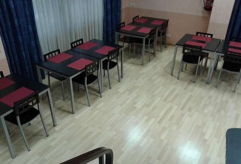 Отель Hostal Cataluña