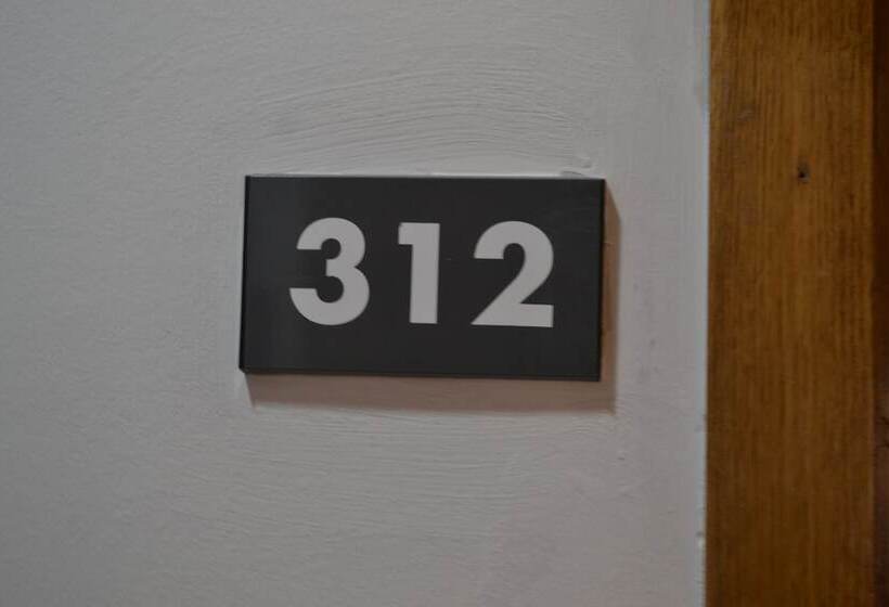 Отель Hostal Cataluña