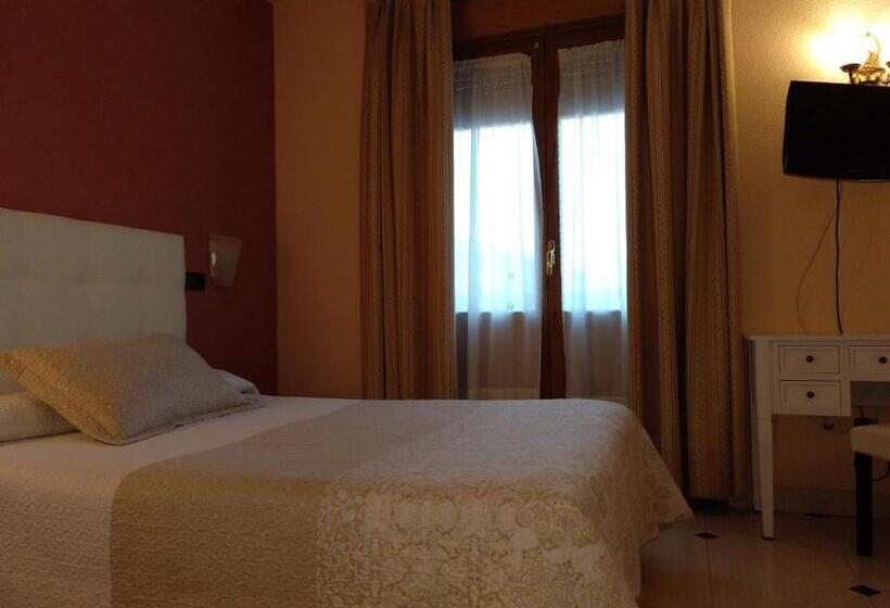 هتل Hostal Don Jaime I Y Ii