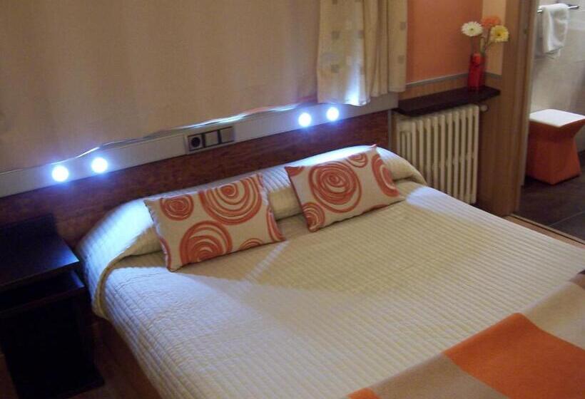 هتل Hostal El Carmen