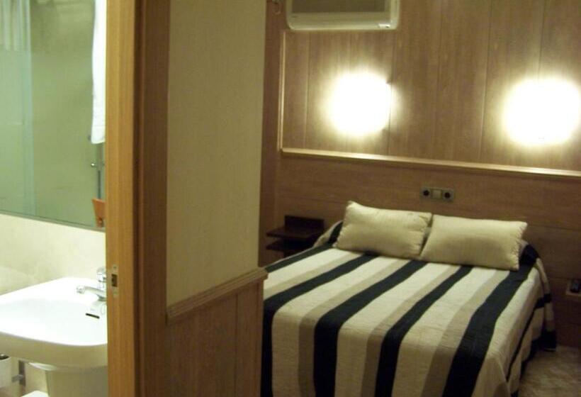 هتل Hostal El Carmen