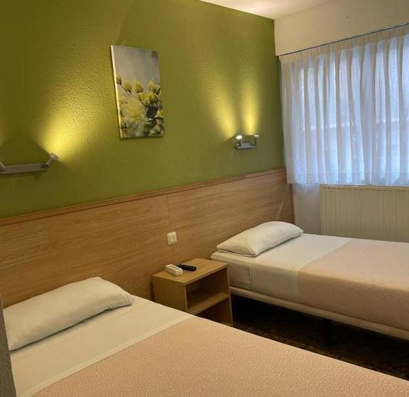 هتل Hostal Milmarcos