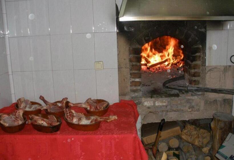 هتل Hostal Restaurante Villa De Sepúlveda