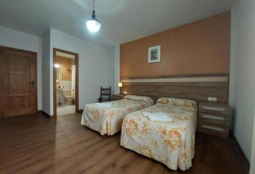 هتل Hostal Restaurante Villa De Sepúlveda