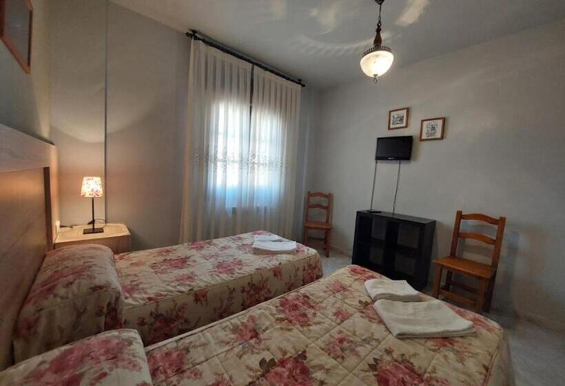 هتل Hostal Restaurante Villa De Sepúlveda