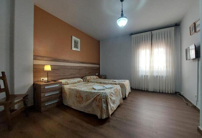 هتل Hostal Restaurante Villa De Sepúlveda