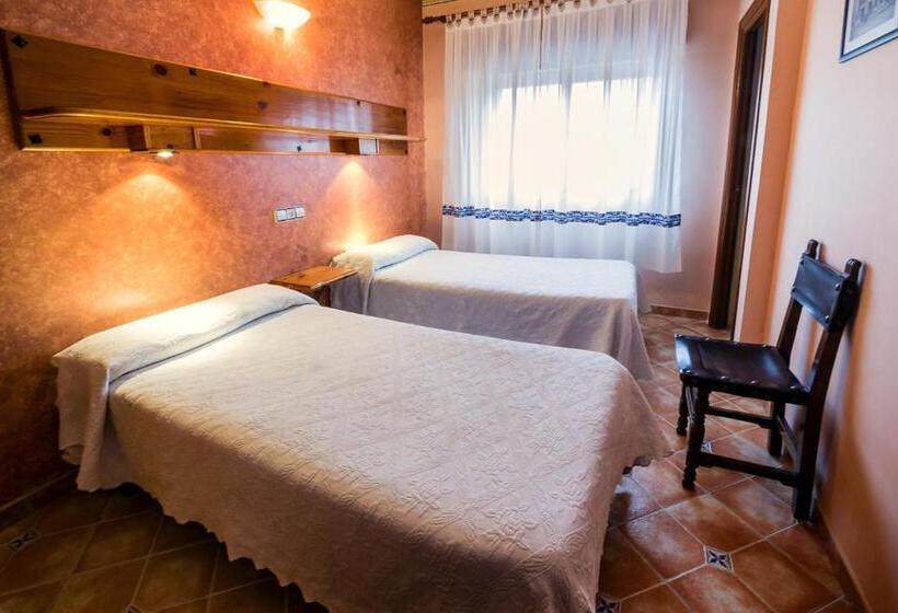 Отель Hostal Romi