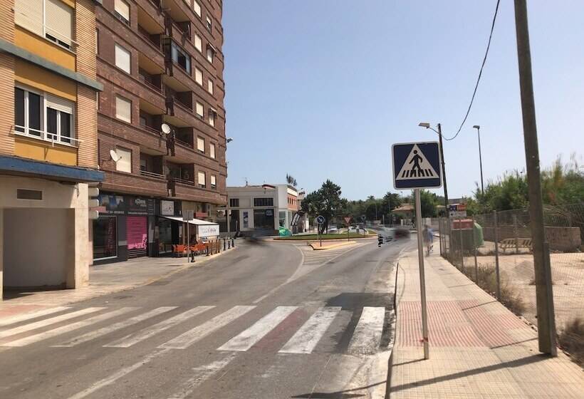 فندق Hostal Tropical