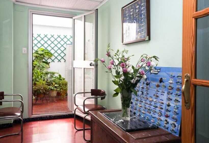 فندق Hostal Tropical