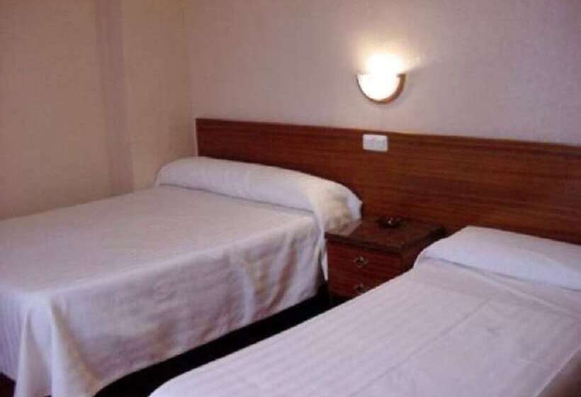 فندق Hostal Tropical