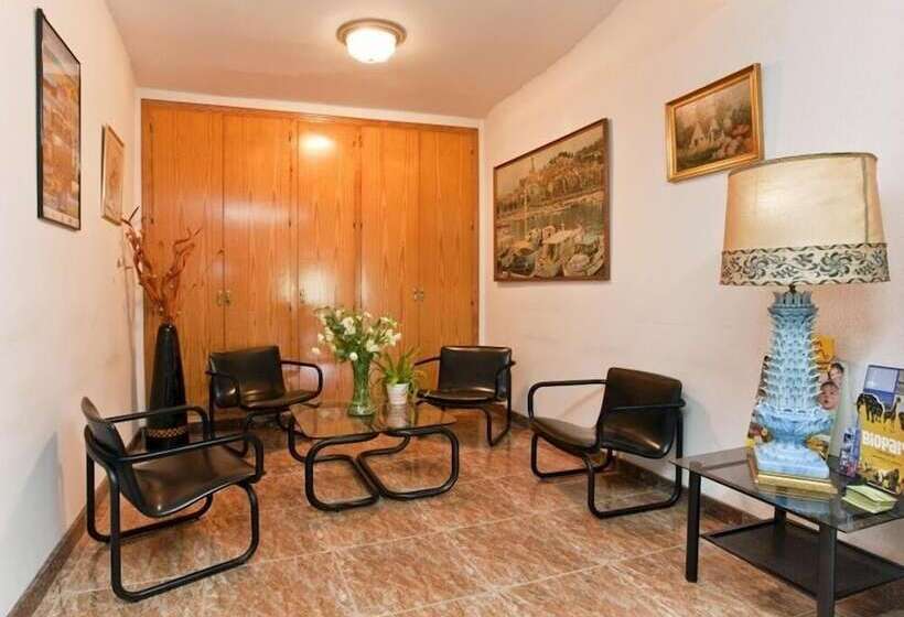 فندق Hostal Tropical