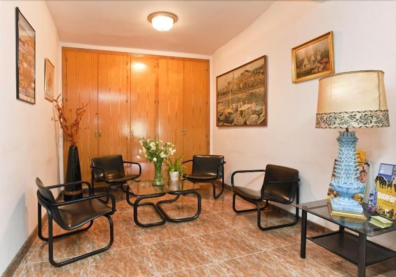 فندق Hostal Tropical