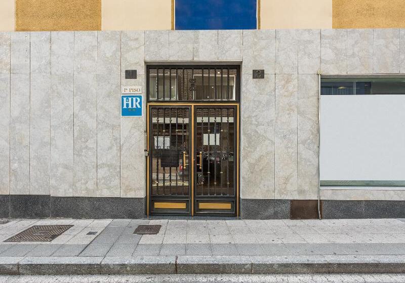 فندق Hostal Uría