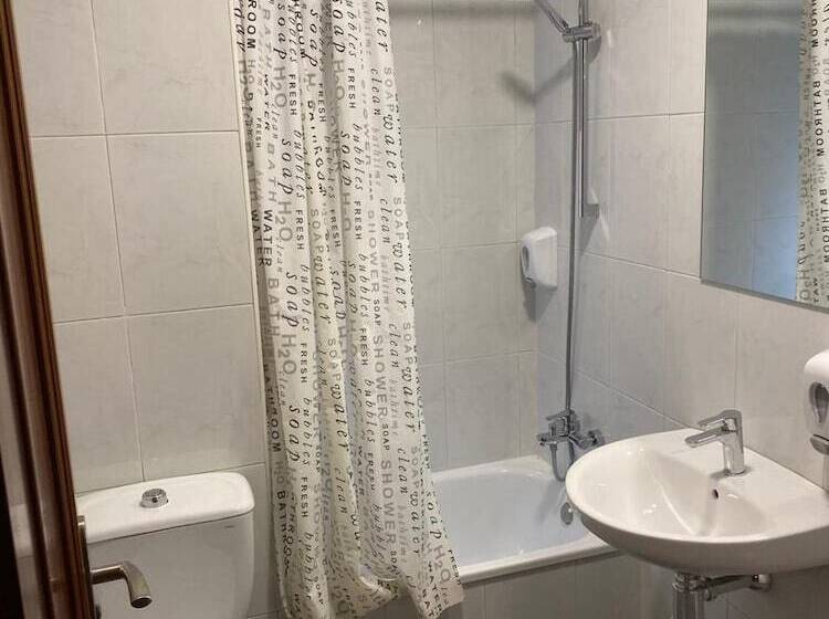 فندق Hostal Uría