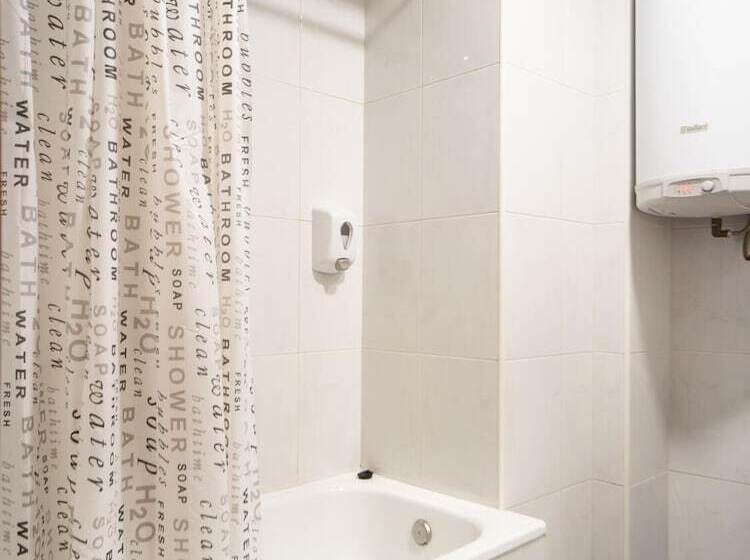 فندق Hostal Uría