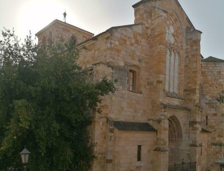 בית מלון כפרי La Reina