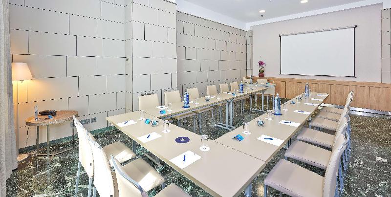 Отель NH Ciudad De Zaragoza