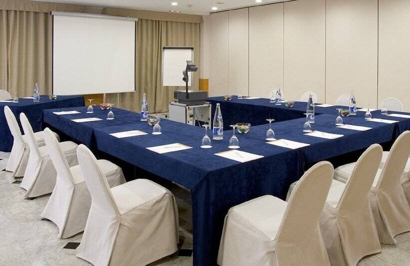 فندق NH Ciutat De Reus