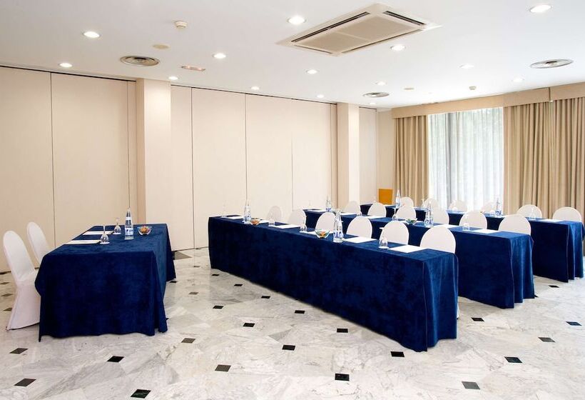 فندق NH Ciutat De Reus