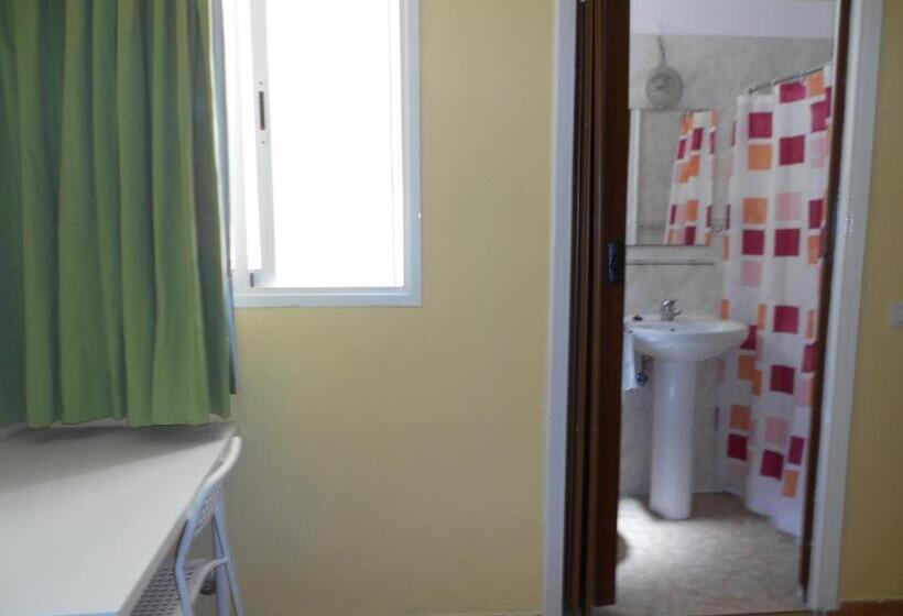 هتل Pensión Mova