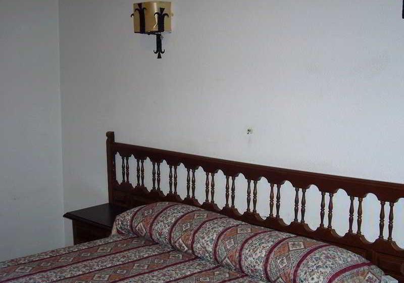 Отель Tres Hermanos