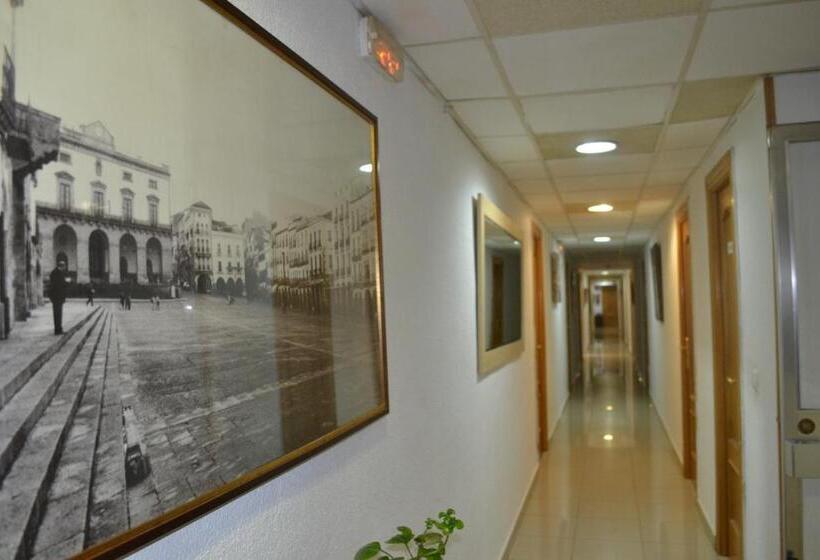 هتل Hostal Al Qazeres