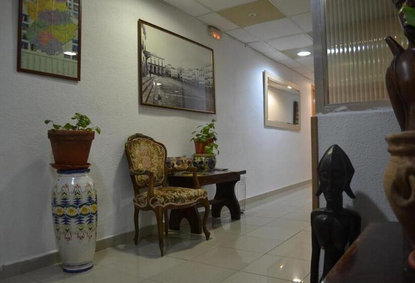 هتل Hostal Al Qazeres