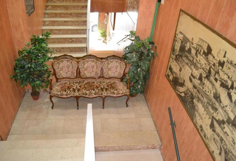 هتل Hostal Al Qazeres