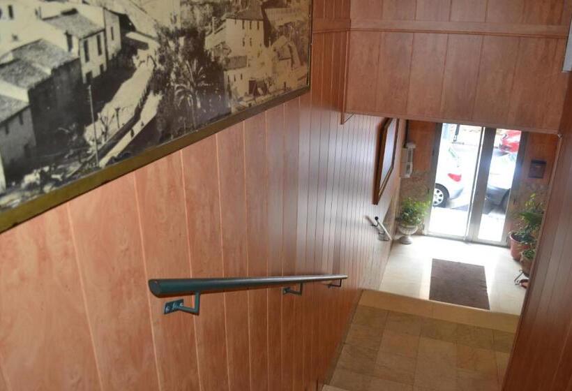 هتل Hostal Al Qazeres