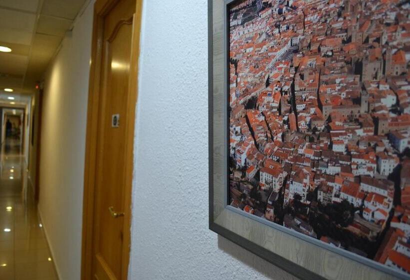 هتل Hostal Al Qazeres