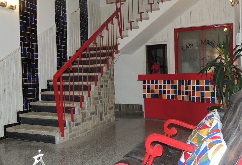 هتل Hostal Can Massot