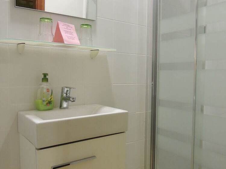 هتل Hostal Can Massot